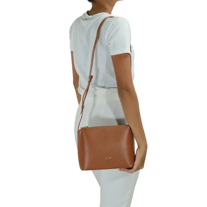 Bolsa transversal feminina Classe Couro couro marrom castor vista lateral com alça ajustável e design elegante
